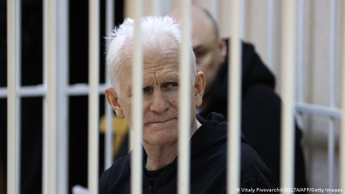 Bielorrusia: condenan a 10 años de cárcel al Nobel de la Paz Ales Bialiatski