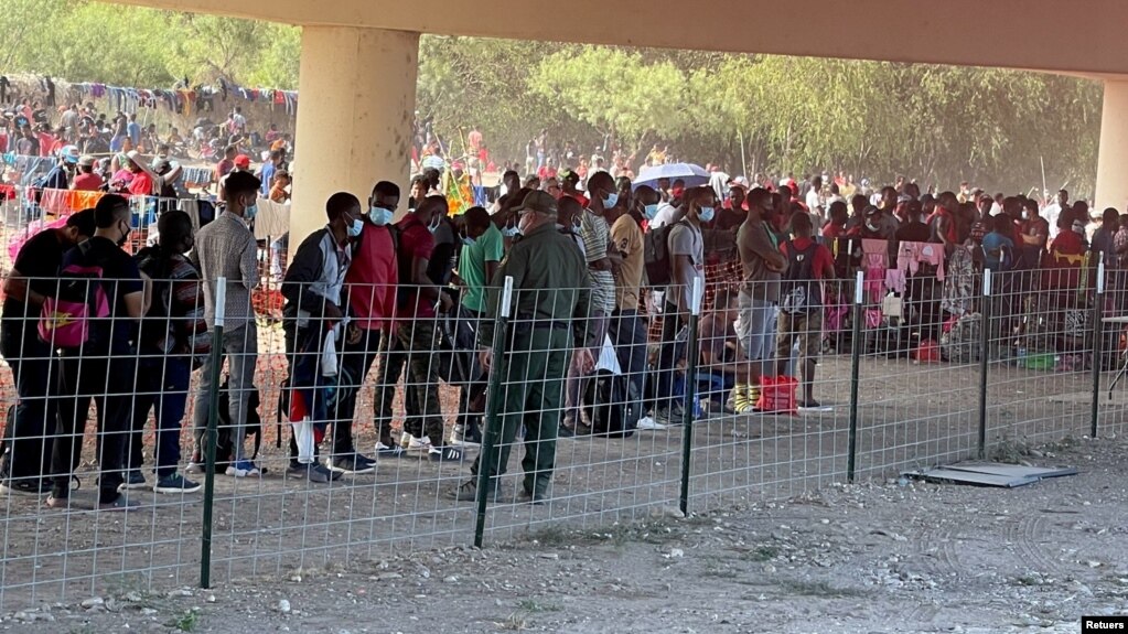 Miles de migrantes llegan a línea divisoria México-EE.UU. para exigir entrada