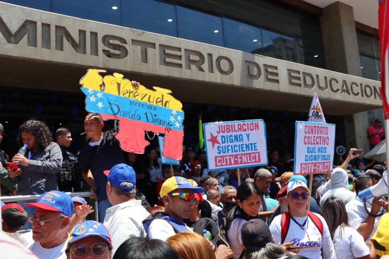 Docentes protestan en el ministerio de Educación- 27 de marzo (Mairet Chourio)