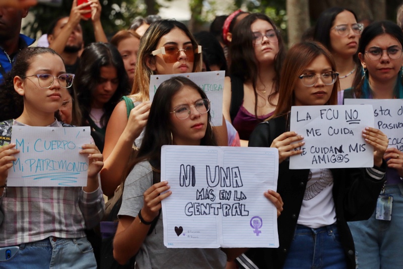 Estudiantes de la UCV protestan por presuntos abusos sexuales en la universidad (Mairet Chourio)