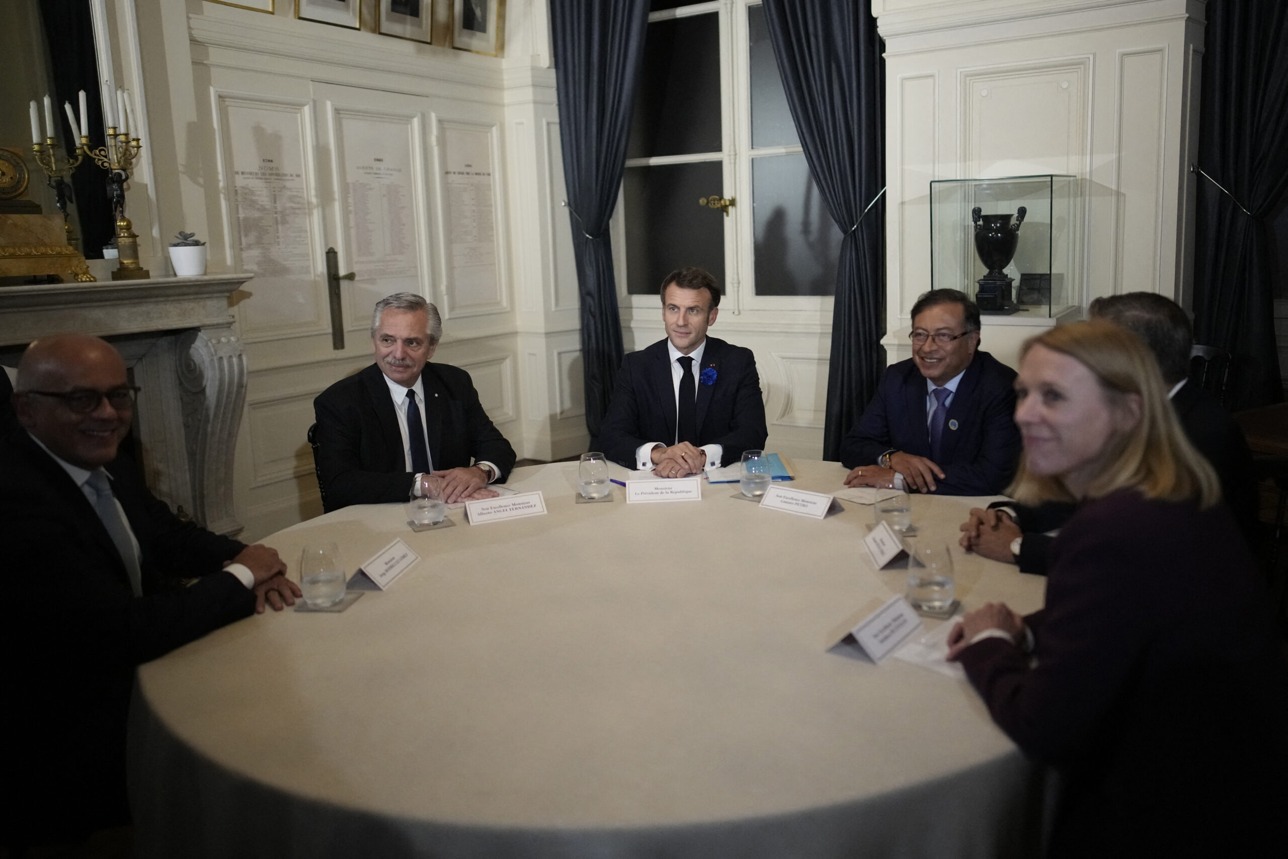 Iniciativa de Petro no busca sustituir la mesa de negociación de México, según delegados de la Plataforma Unitaria