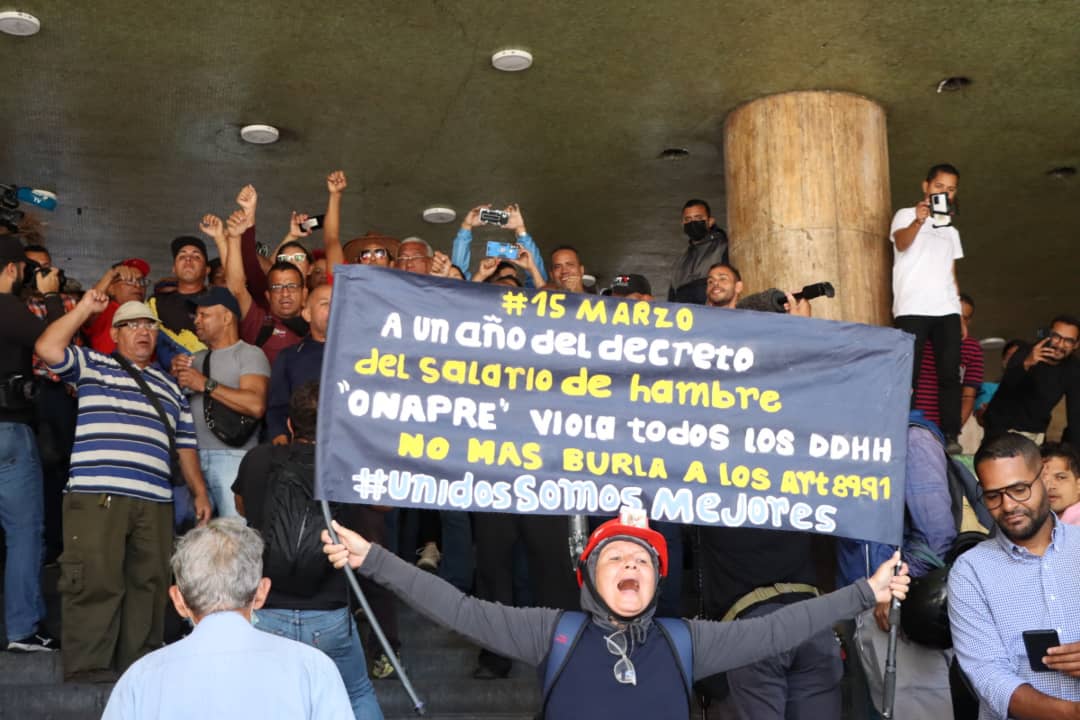 Trabajadores públicos protestan en el Ministerio de Trabajo (Mairet Chourio)