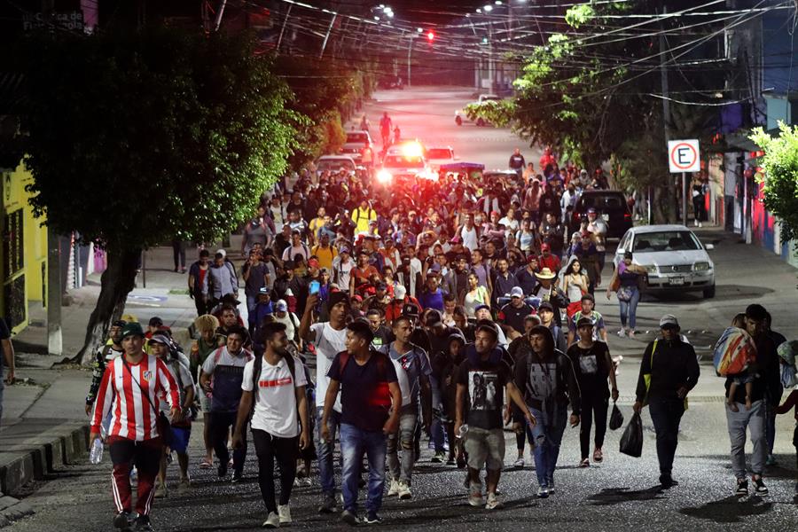Migrantes venezolanos salen de México rumbo a EEUU