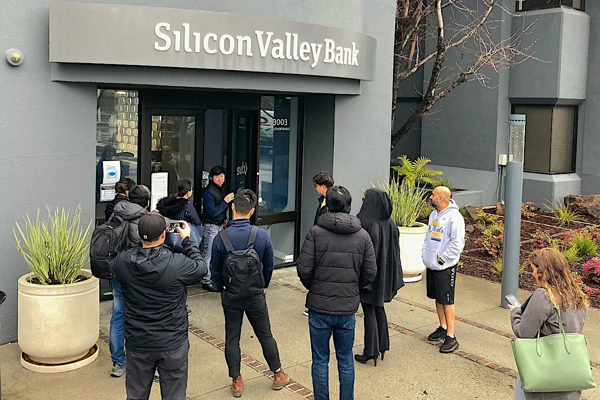 Fuertes caídas en bancos estadounidenses tras colapso del SVB
