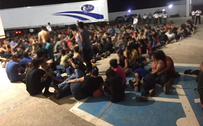 México halla a 343 migrantes abandonados en un tráiler en el oriente del país