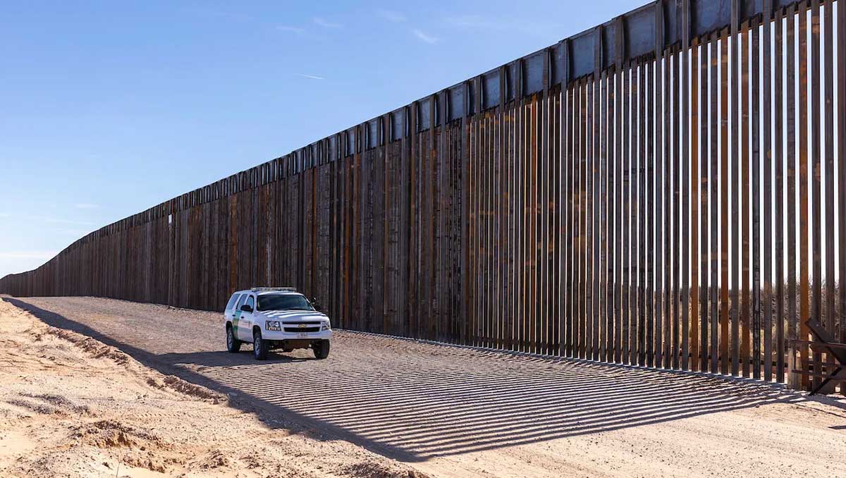 Juez federal de Florida impide a Biden liberar a migrantes detenidos en frontera sur