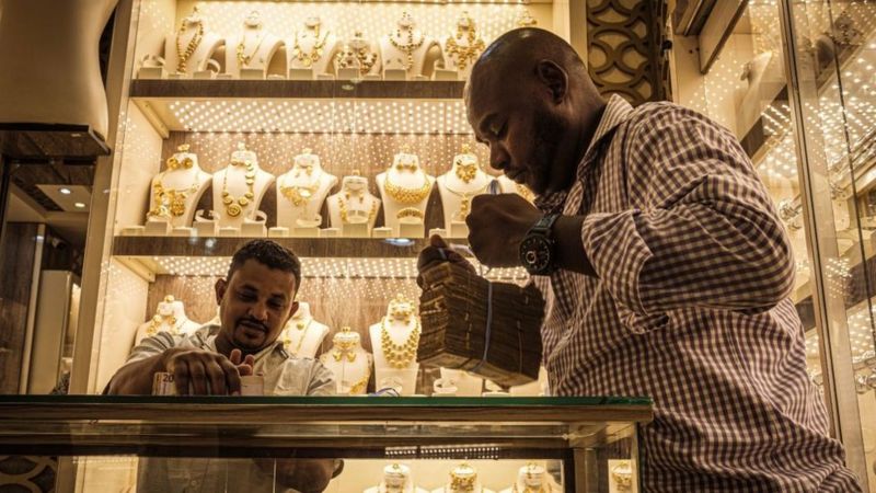 Cómo el oro se volvió una "maldición" para Sudán (y qué tiene que ver con los enfrentamientos que han dejado más de 180 civiles muertos)