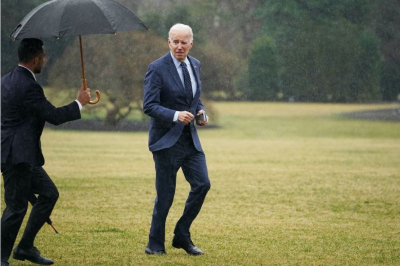 Joe Biden trota por el césped de la Casa Blanca después de regresar de su chequeo médico anual en febrero.