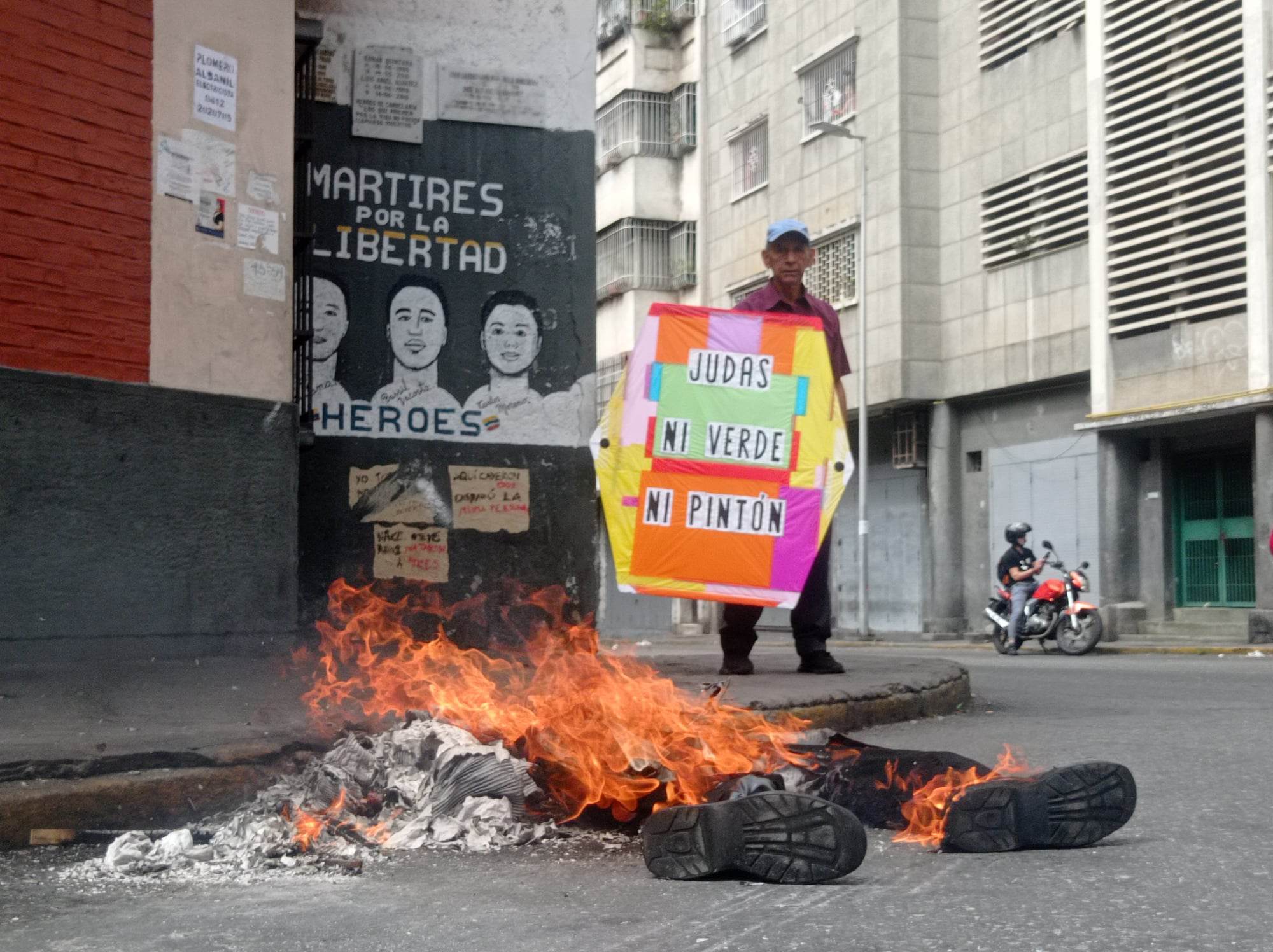 Judas ardió este domingo de resurrección con rostros de políticos y problemas sociales