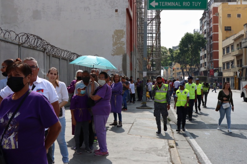 Devotos del Nazareno acuden a la iglesia Santa Teresa (Mairet Chourio)