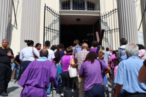 Devotos del Nazareno acuden a la iglesia Santa Teresa (Mairet Chourio)