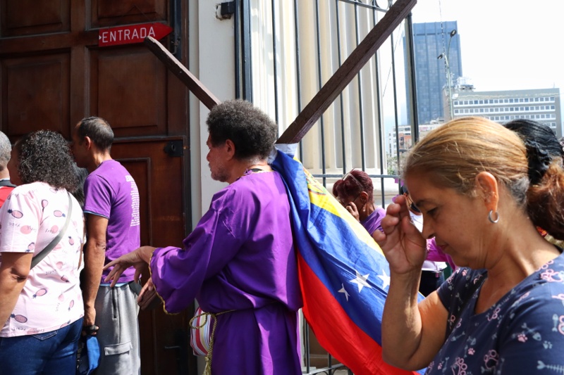 Devotos del Nazareno acuden a la iglesia Santa Teresa (Mairet Chourio)