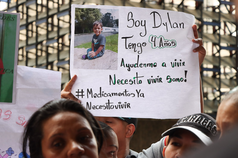 Familiares de pacientes con fibrosis protestan ante la Asamblea Nacional (Mairet Chourio)