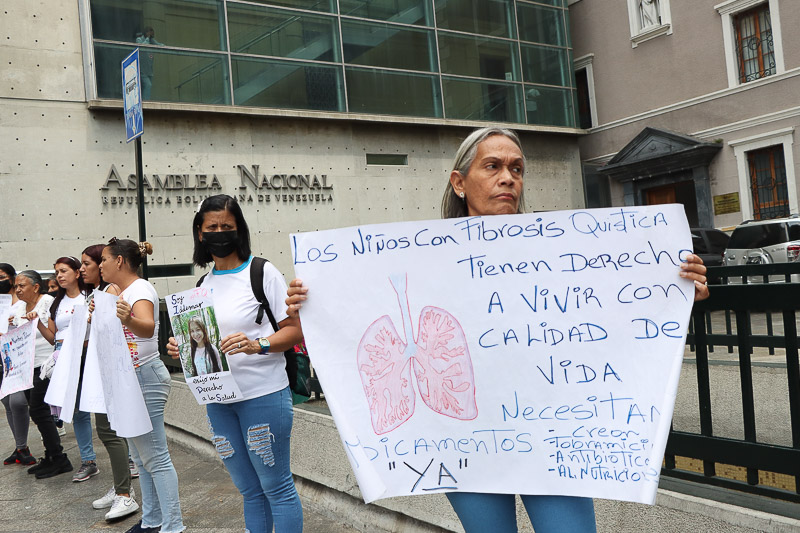 Familiares de pacientes con fibrosis protestan ante la Asamblea Nacional (Mairet Chourio)