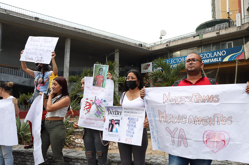Familiares de pacientes con fibrosis protestan ante la Asamblea Nacional (Mairet Chourio)
