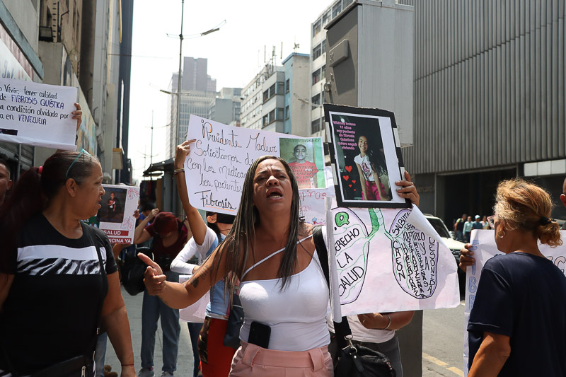 Familiares de pacientes con fibrosis protestan ante la Asamblea Nacional (Mairet Chourio)