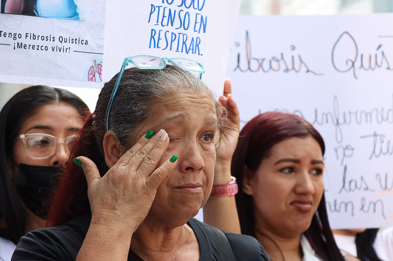 Familiares de pacientes con fibrosis protestan ante la Asamblea Nacional (Mairet Chourio)