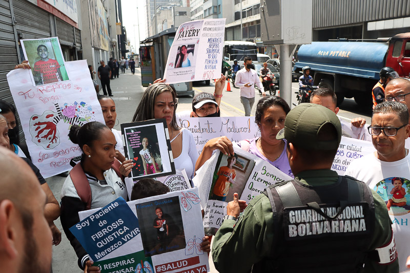Familiares de pacientes con fibrosis protestan ante la Asamblea Nacional (Mairet Chourio)