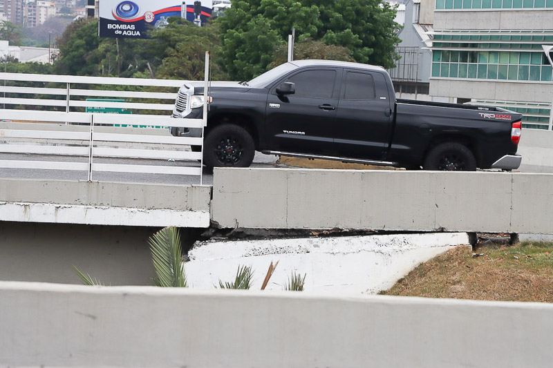 Hundimiento en el distribuidor Los Ruices (Mairet Chourio)