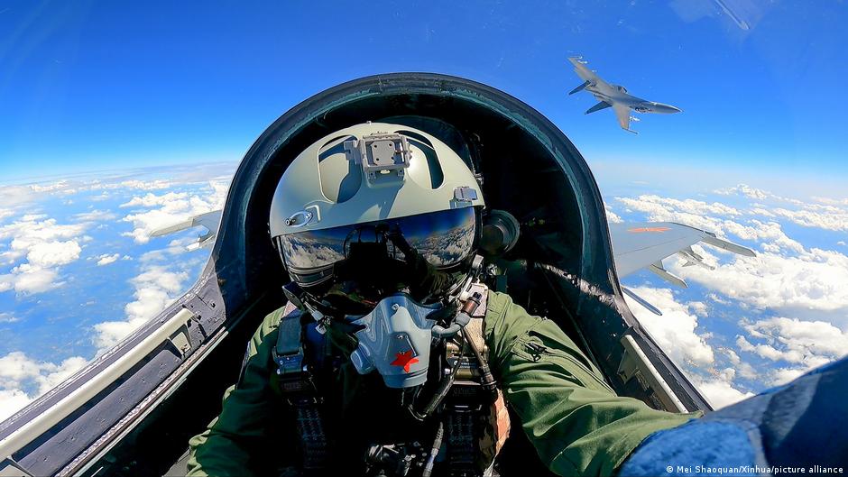 Barcos de guerra y aviones chinos se mantienen alrededor de Taiwán