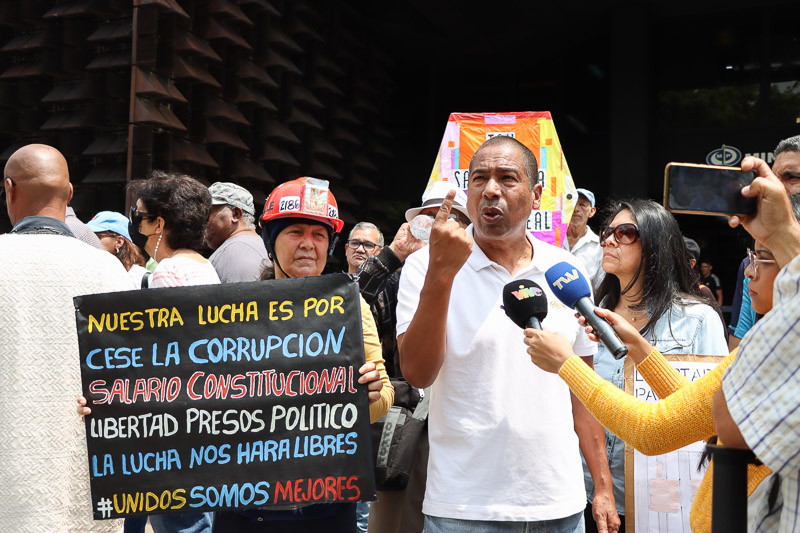 Trabajadores públicos entregan documento en la fiscalía (Mairet Chourio)