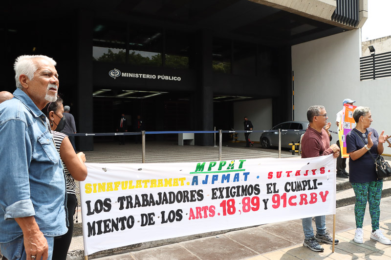 Trabajadores públicos entregan documento en la fiscalía (Mairet Chourio)