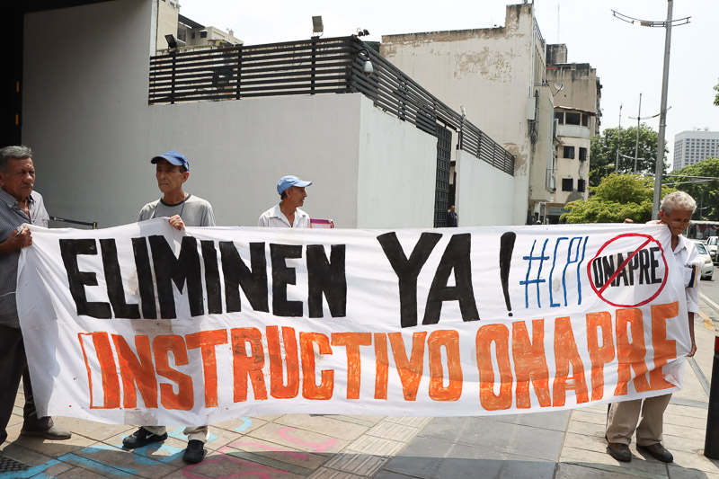 Trabajadores públicos entregan documento en la fiscalía (Mairet Chourio)
