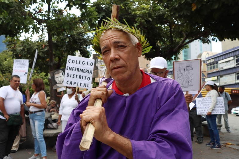 Trabajadores públicos realizan un viacrucis para protestar por Salario (Mairet Chourio)