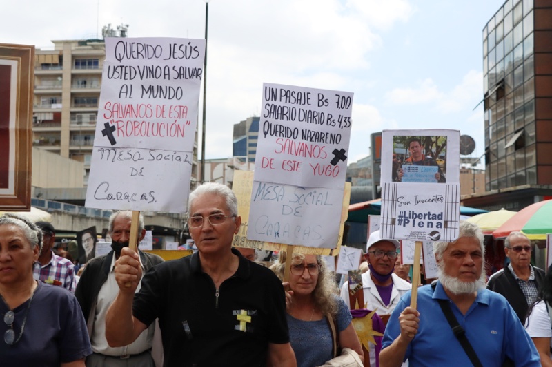 Trabajadores públicos realizan un viacrucis para protestar por Salario (Mairet Chourio)