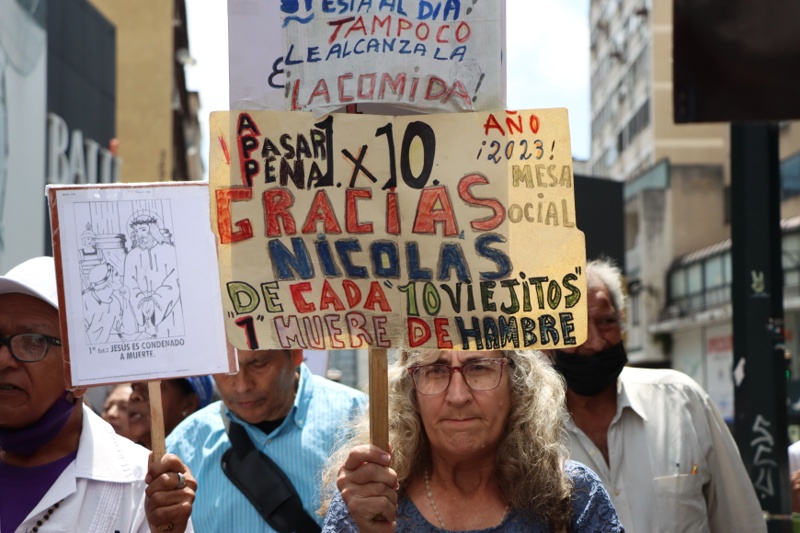 Trabajadores públicos realizan un viacrucis para protestar por Salario (Mairet Chourio)