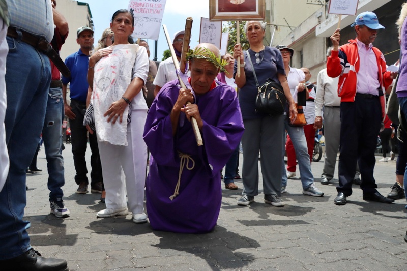 Trabajadores públicos realizan un viacrucis para protestar por Salario (Mairet Chourio)