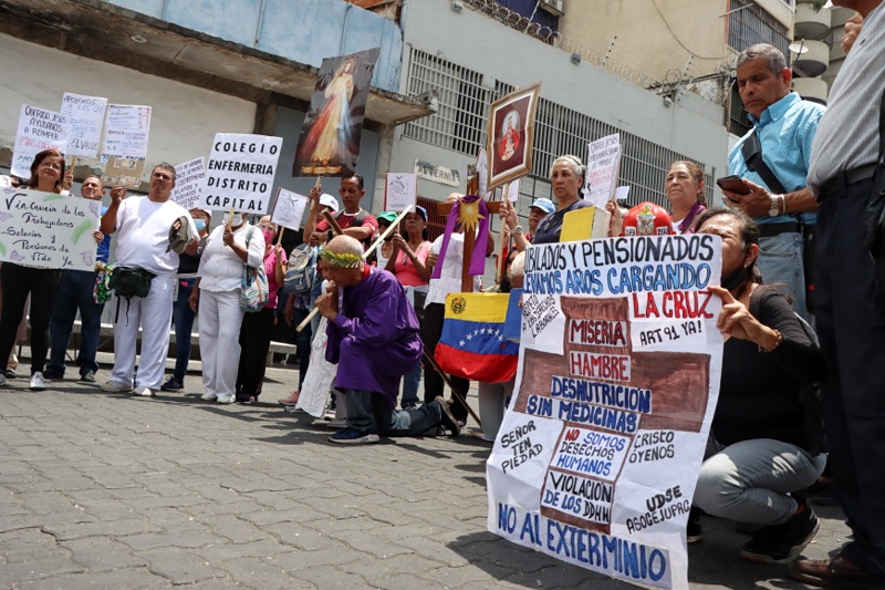 Trabajadores públicos realizan un viacrucis para protestar por Salario (Mairet Chourio)