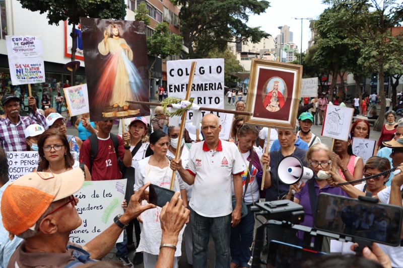 Trabajadores públicos realizan un viacrucis para protestar por Salario (Mairet Chourio)