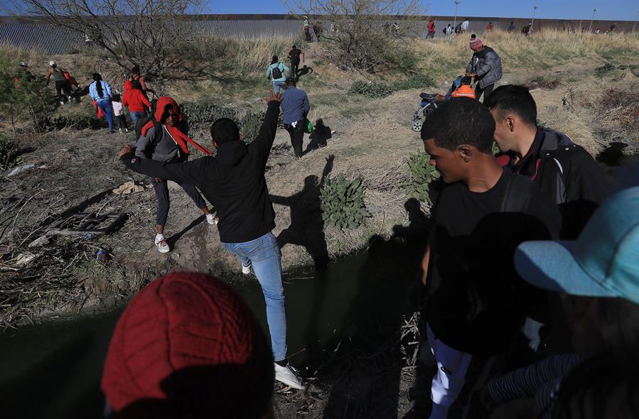 Centenar de migrantes escapan de centro migratorio en sureste de México