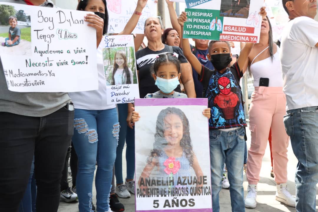 "Nuestros hijos son valiosos, nuestros hijos no son costosos", familiares de niños con fibrosis quística