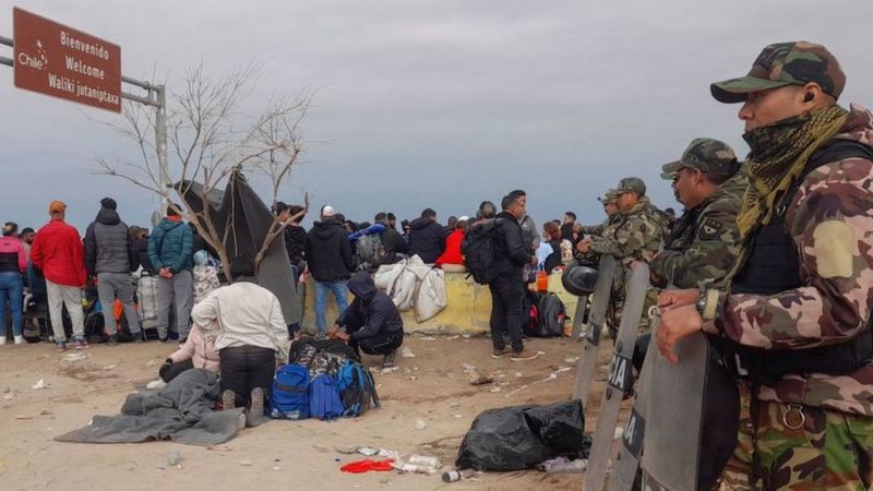 "Lo que quiero es irme a Venezuela, pero no me dejan": el drama de los migrantes varados en la frontera entre Chile y Perú