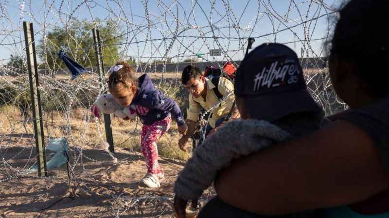 Las fotos que muestran la tensión en la frontera entre México y EE.UU. ante el esperado cruce de miles de migrantes