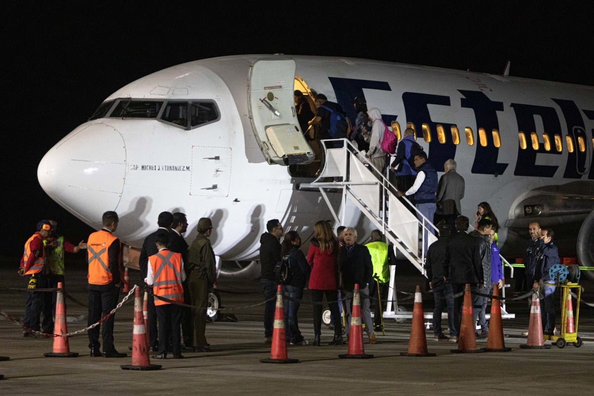 Avión con más de 100 migrantes varados en frontera de Chile parte a Venezuela