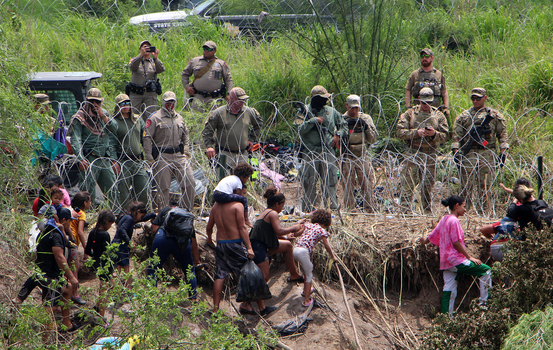 Funcionarios de seguridad impiden a migrantes entrar a Estados Unidos tras el fin del titulo 42