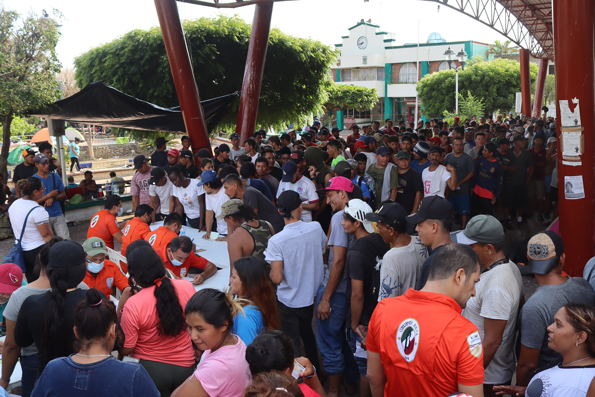 Autoridades mexicanas disuelven "Viacrucis" migrante con entrega de visas