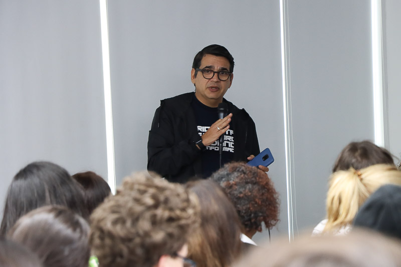 Marco Ruiz-Guayoyo con Cocuyo en alianza con la Unión Europea en la Ucab (Mairet Chourio)