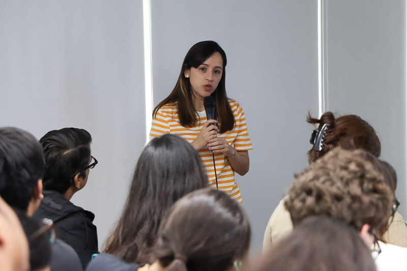 Daniela Alvarado-Guayoyo con Cocuyo en alianza con la Unión Europea en la Ucab (Mairet Chourio)