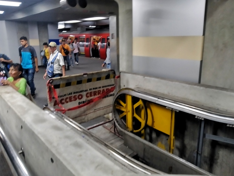 Metro- escaleras mecánicas dañadas (Mairet Chourio)