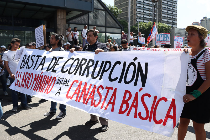 Trabajadores públicos marchan desde Plaza Venezuela hasta la avenida México por Día del trabajador (Mairet Chourio)