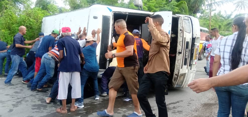 Muere una mujer y 16 personas resultan heridas al volcar autobús en Monagas