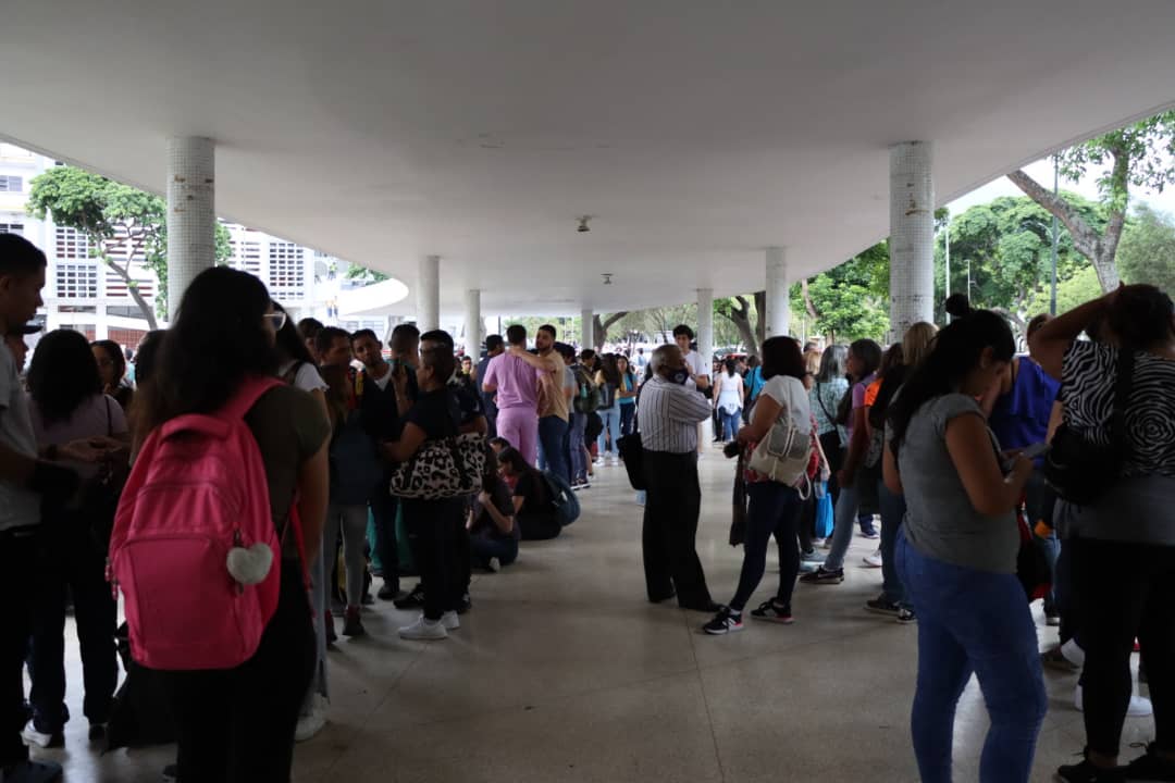 Elecciones en la UCV | "Queremos votar" corean en colas de la Facultad de Humanidades