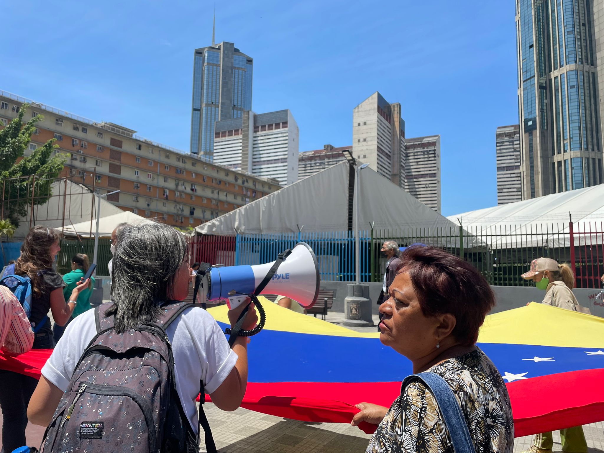 Jubilados y pensionados marcharon hasta la Defensoría del Pueblo para rechazar ajuste de bonos