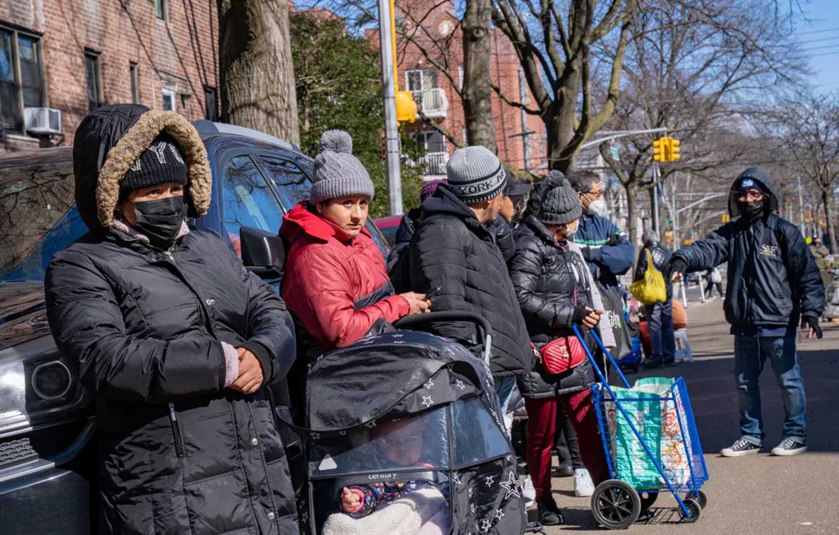 Nueva York habilita gimnasios escolares para migrantes en medio de protestas