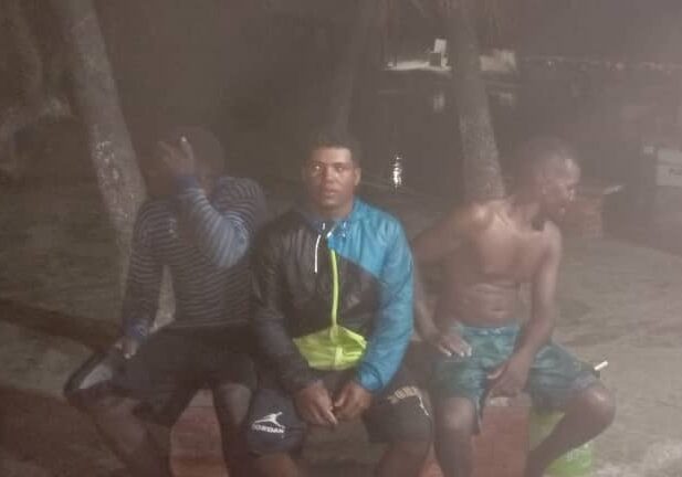 Rescatan a tres pescadores de Chuspa en las costas de Aragua