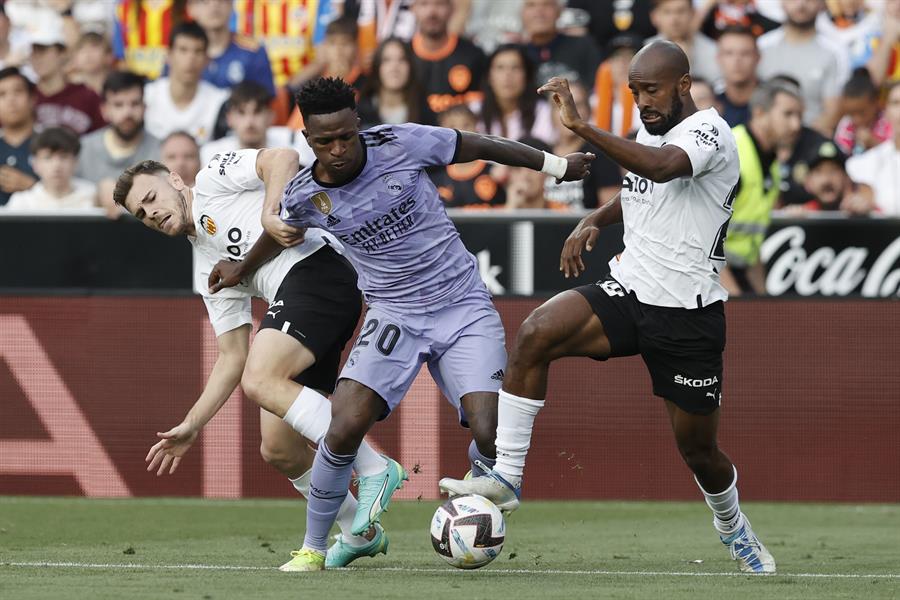 En libertad los tres jóvenes detenidos por los insultos racistas a Vinicius en Mestalla